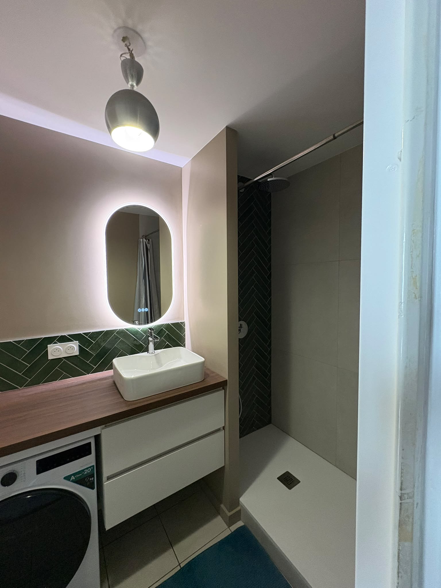 Salle de bain rénovée à Saint-Jacques-de-la-Lande — douche italienne et faïence verte en chevrons