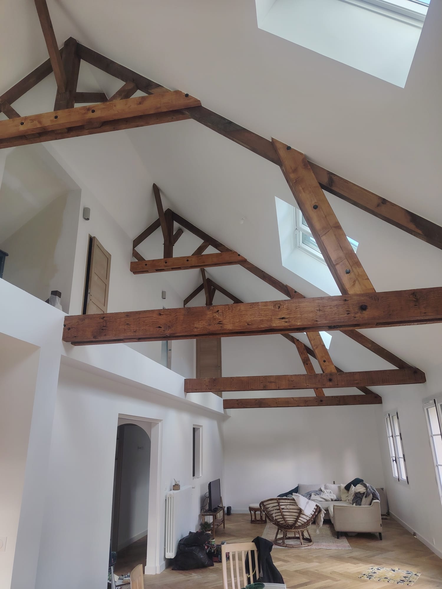 Faux plafond terminé avec poutres apparentes